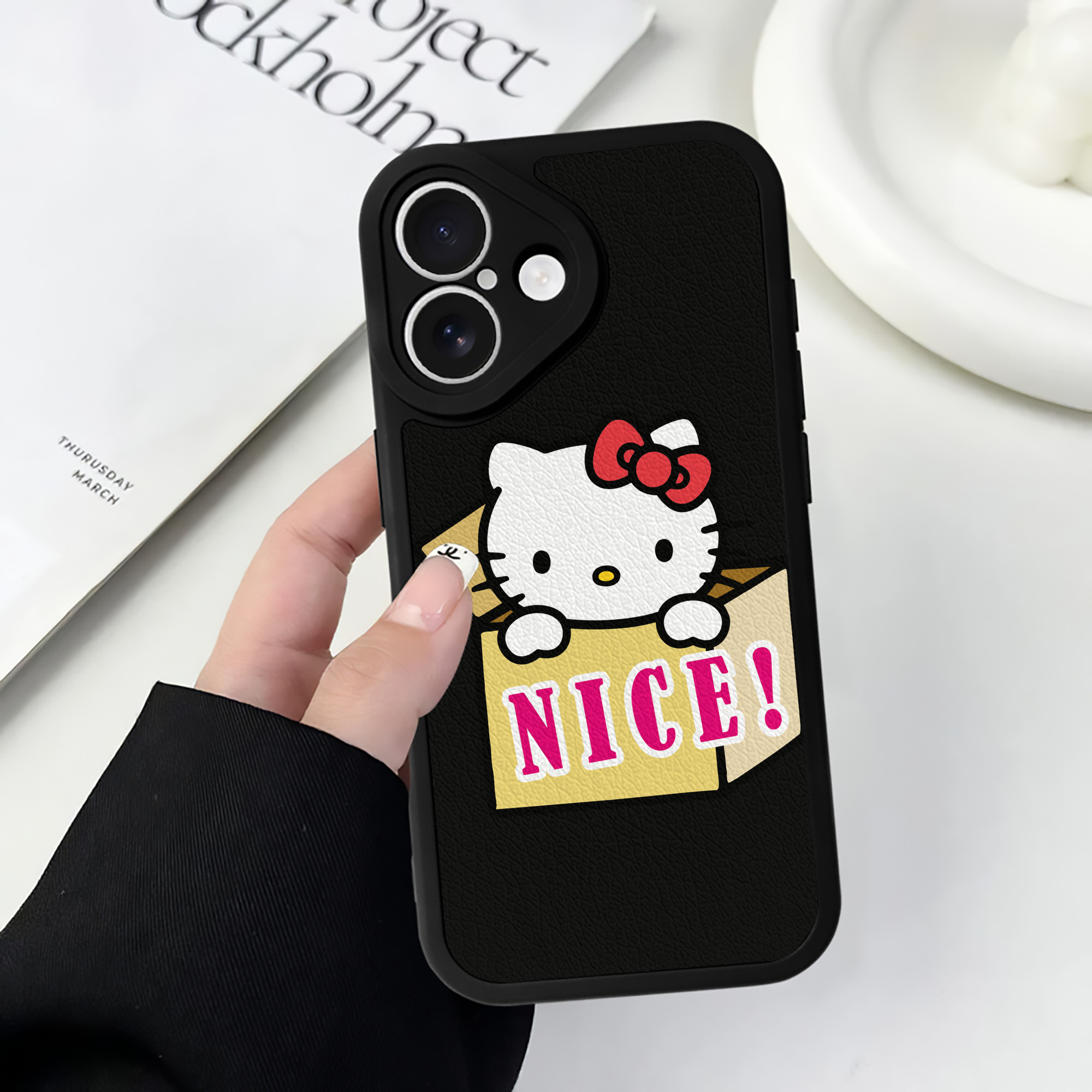 （画像用） Hello Kitty ハローキティ 【iPhone 16シリーズ対応】シリコンスマホケース（レザー調） 材質：シリコン